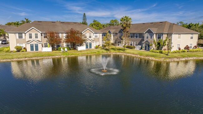 Disfrute de las tranquilas vistas de nuestro hermoso lago, con una fuente relajante y un paisaje exuberante. Experimente la tranquilidad de vivir frente al mar en Meadow Lakes Apartments. - Meadow Lakes