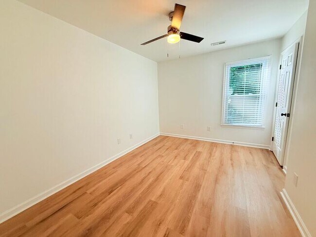 Building Photo - Perfectly sized 2 bedroom 1 bath