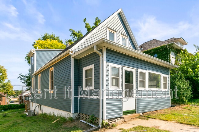 Building Photo - 3042 Cottage Grove Ave