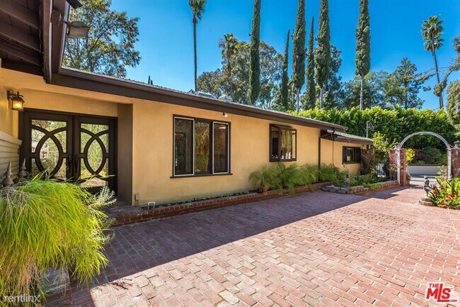 Building Photo - 5 br, 4 bath House - 16990 Strawberry Dr