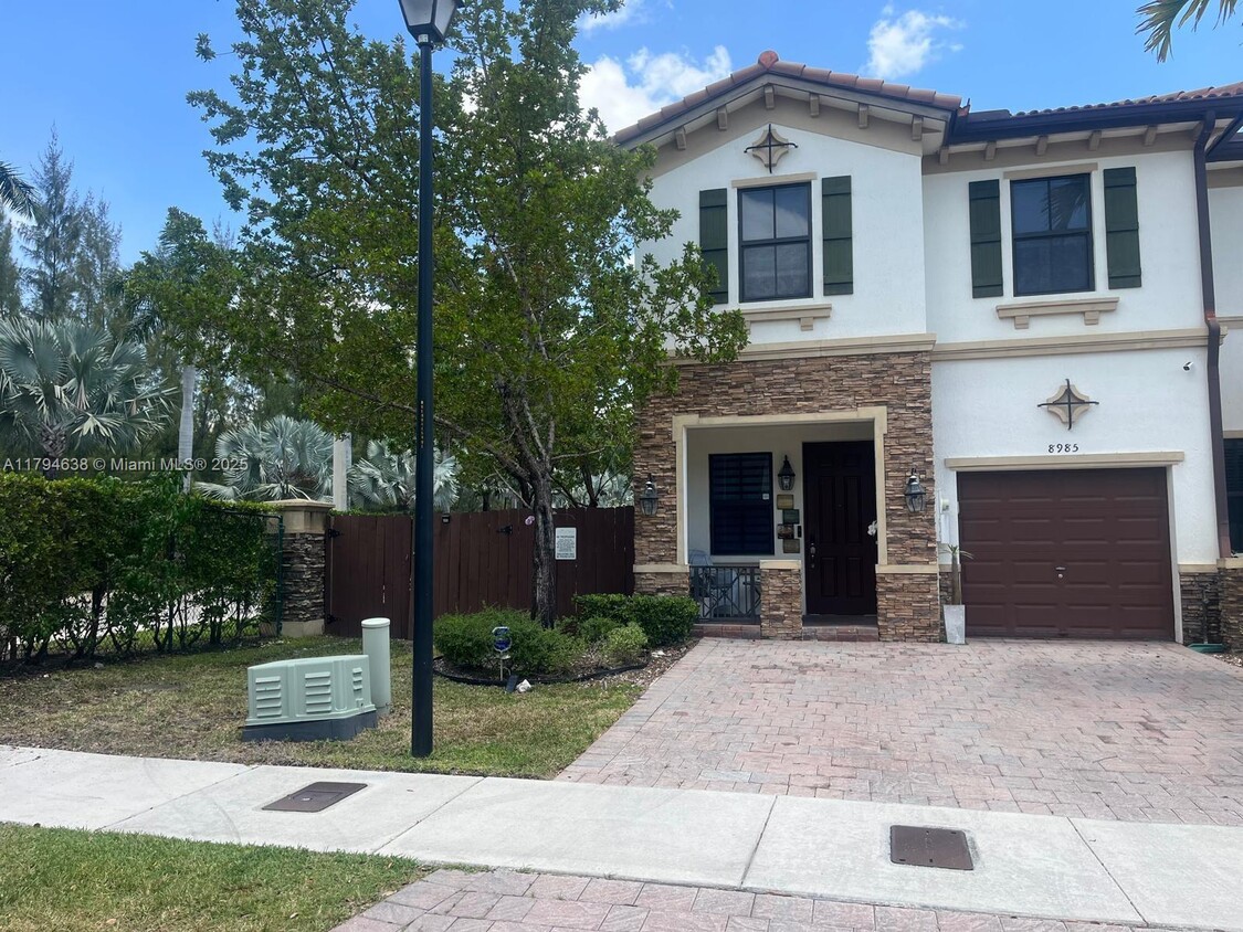 Foto principal - 8985 NW 98th Ave