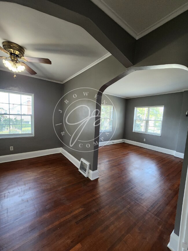 Building Photo - Charming Upper Duplex ready for you to cal...