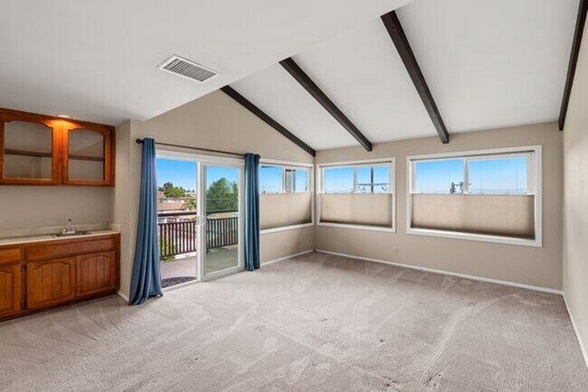 Foto del edificio - Top Floor Harbor View Condo 2 bed-2 bath