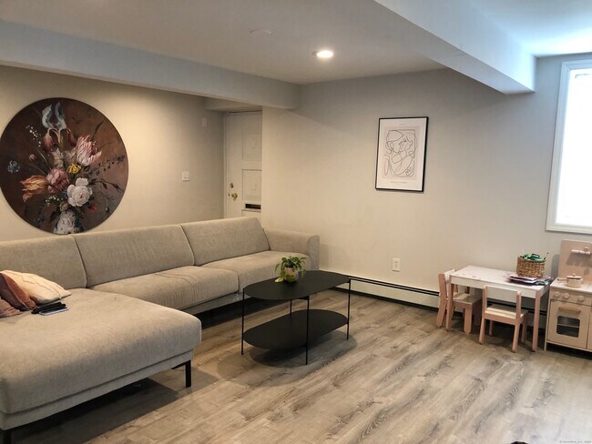 Foto del edificio - 90 Iroquois Rd