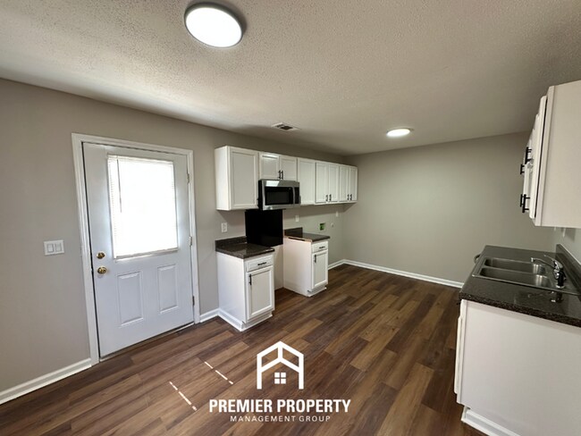 Foto del edificio - Spacious 4BR/2BA Home in 38141 | Vinyl Flooring & Large Fenced Backyard