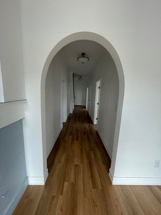 Building Photo - 18 S Palmway