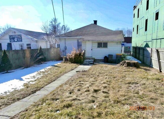 Building Photo - 2 bed bungalow just south of Downtown Bloo...