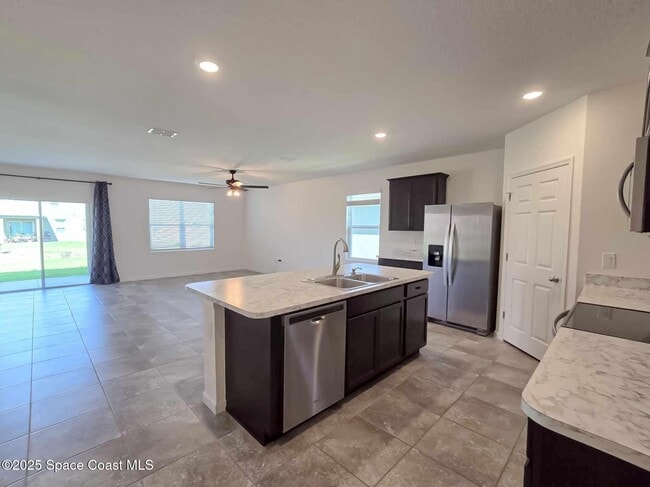 Building Photo - 287 Guinevere Dr SW