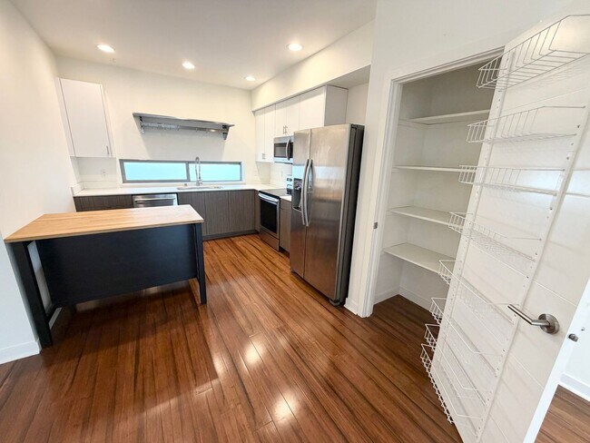 Building Photo - Modern Contemporary Townhome just one block from the Light Rail!