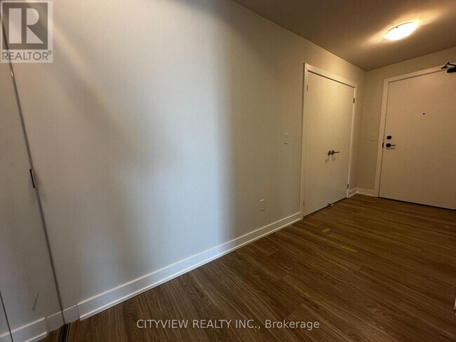Photo du bâtiment - 430-2430 Square One Dr