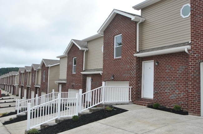 Building Photo - Townhouses of BB Way