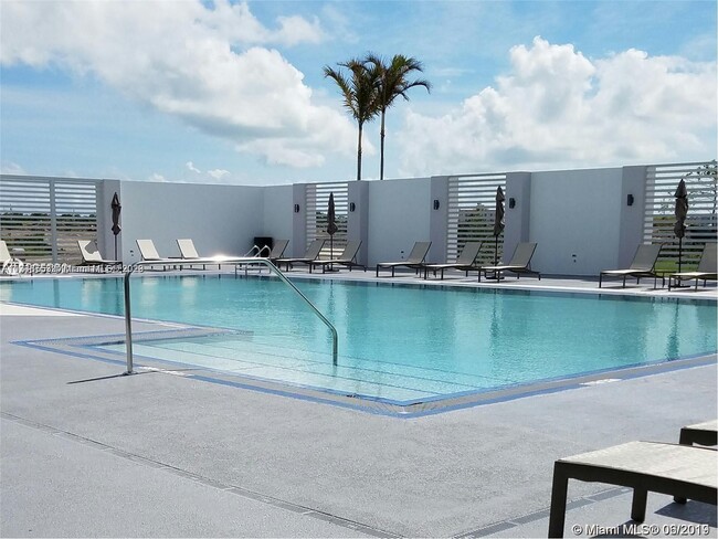 Foto del edificio - 15051 Royal Oaks Ln