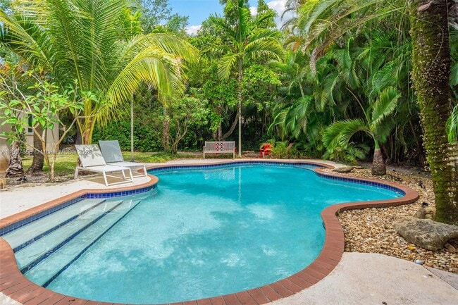 Building Photo - 614 San Servando Ave