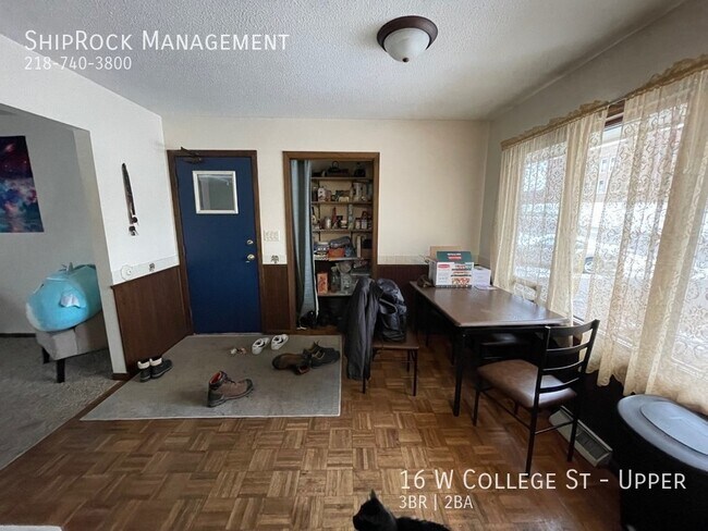 Foto del edificio - 16 W College St