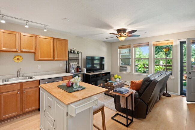 Foto del edificio - 512 Lakeside Dr