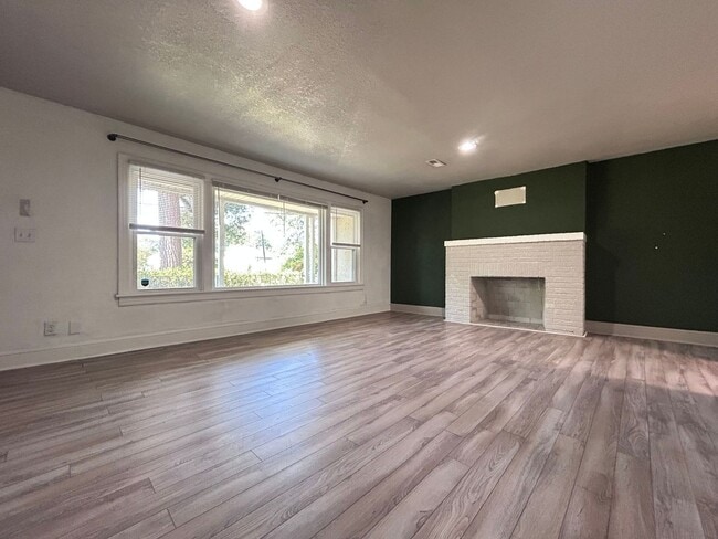 Building Photo - Stylish Ranch home with Expansive Yard in ...