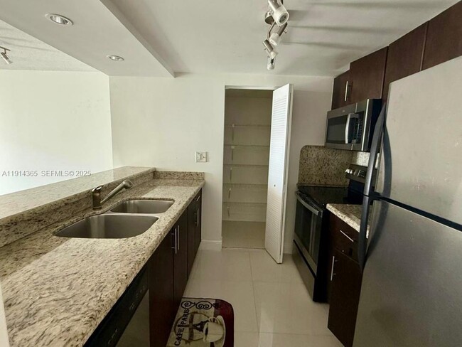 Building Photo - 850 N Miami Ave