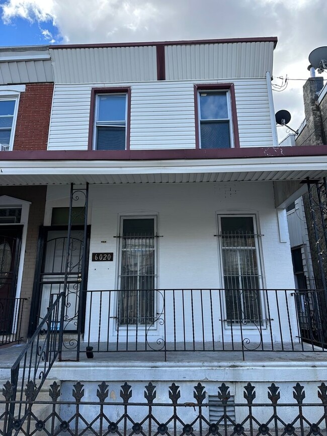 Fully renovated 3 Bed, 1 bath row home - Fully renovated 3 Bed, 1 bath row home
