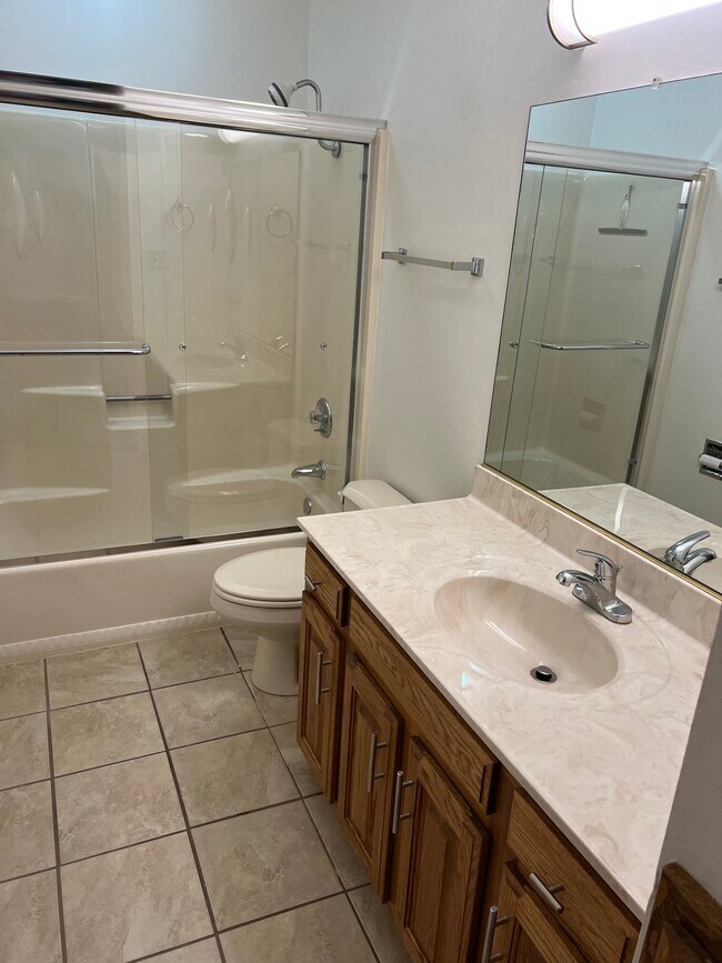 1st floor full bathroom (BA 1) - 1226 E Longview Dr