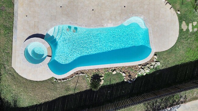 Building Photo - 13930 Goodridge Dr