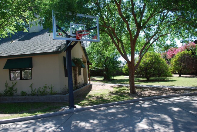 Building Photo - 1420 E Branham Ln