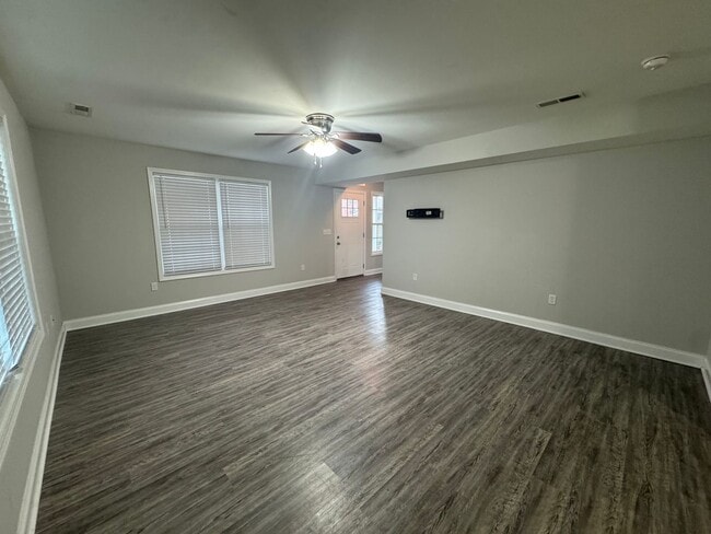Building Photo - Spacious five bedroom, two bathroom home s...