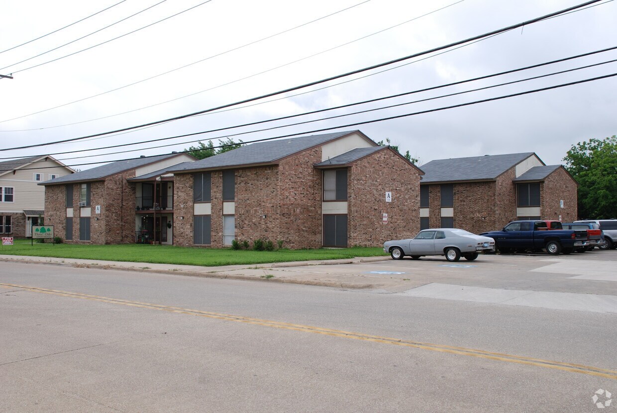 Foto principal - Jim Qualia 5/02/07 - Three Oaks Apartment