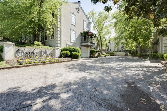 Building Photo - 107 St Charles Pl