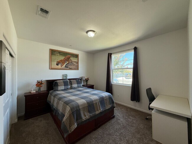 Foto del edificio - Must See! Fully furnished 3 bedroom, 2 bat...
