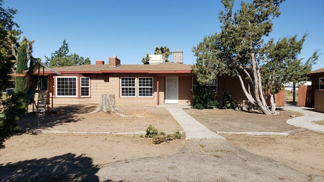 Building Photo - 3 Bed, 2 Bath Hesperia Home!!