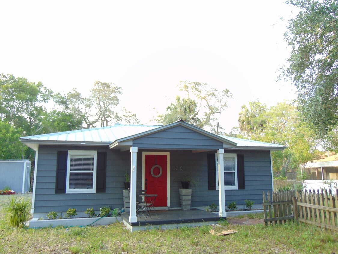 Photo - "Charming 2-Bedroom Retreat in Tampa – Cozy Living Awaits at 3215 W Hartnett Ave!"