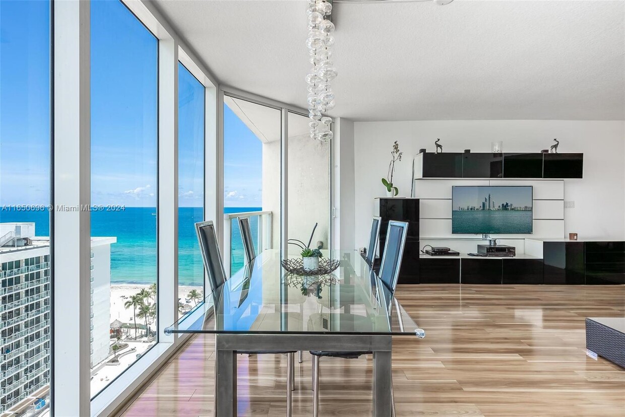 Foto principal - 16699 Collins Ave