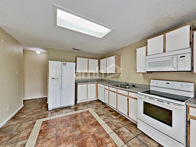 Foto del edificio - 8131 Cheryl Meadow Dr