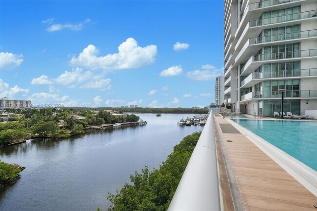 Foto del edificio - 300 Sunny Isles Blvd