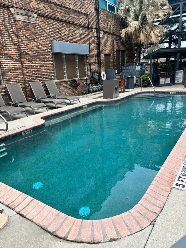 Building Photo - Historic Apartment in the heart of South t...