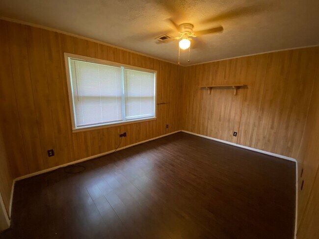 Foto del edificio - 2Bed/1Bath Available in August!