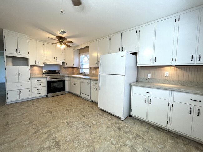 Building Photo - 12 Boimare Ave