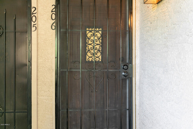 Building Photo - 3102 E Clarendon Ave
