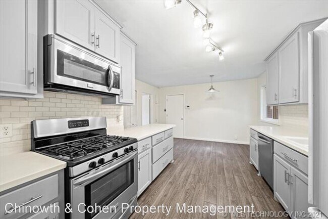 Building Photo - 3 br, 2 bath House - 5326 S.  Irvington Ave