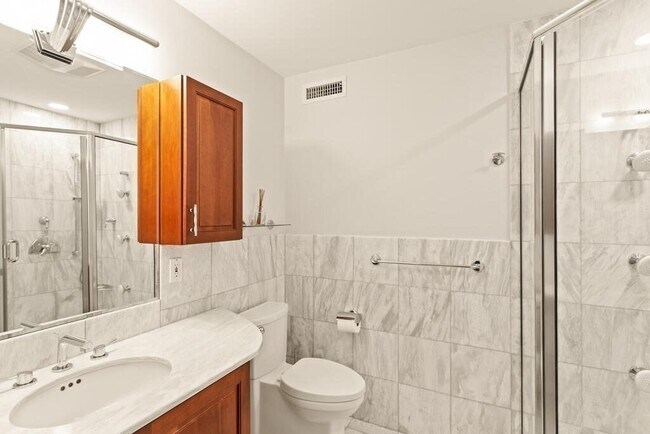 Foto del edificio - 150 Country Club Rd