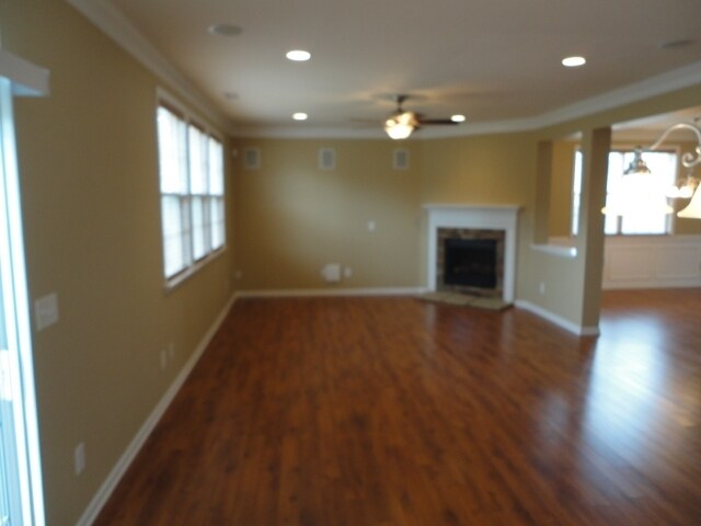Foto del edificio - 335 Larktree Ln