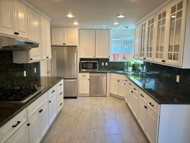Building Photo - Charming 2 Bed 1.5 Bath in Redwood City!