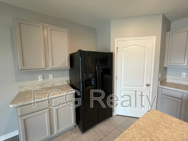 Building Photo - 950 Shady Tree Ln