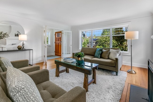 Foto del edificio - Queen Anne Craftsman - Available September...
