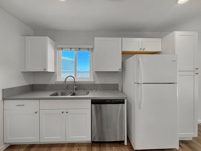 Building Photo - 552 Luna Dr