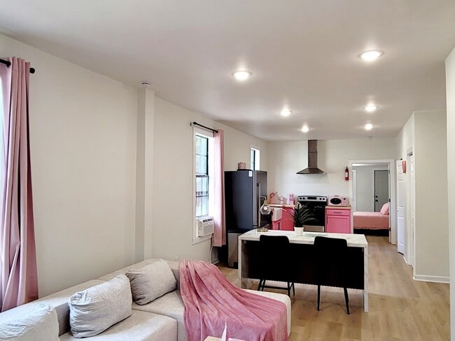 Building Photo - 426 W King St