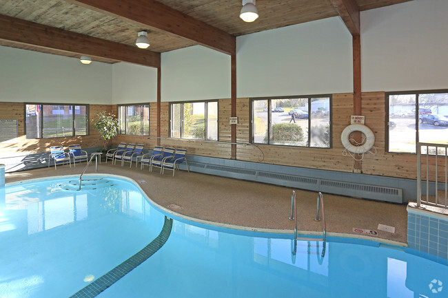 Piscina interior - Lake Cove Village