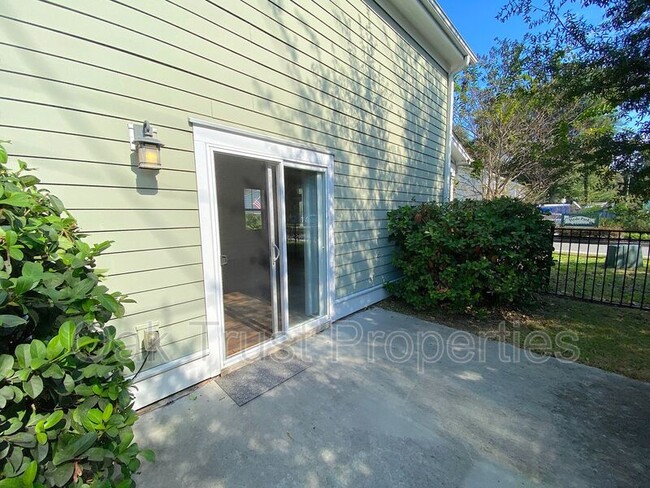 Building Photo - 5101 Hyde Park Village Ln