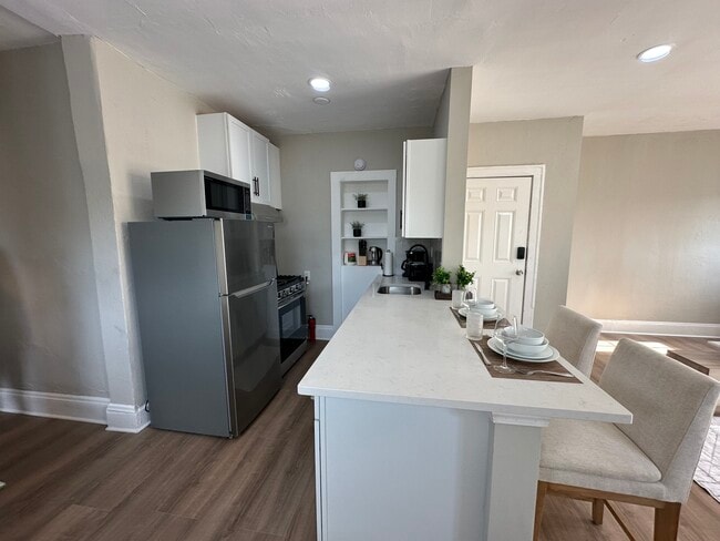 Building Photo - 1847 E 87th St