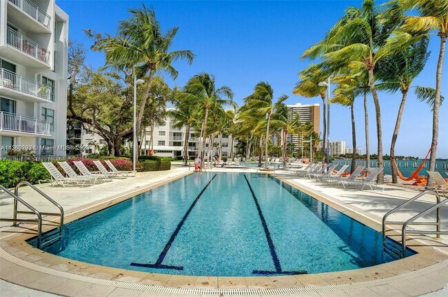 Foto del edificio - 700 NE 63rd St